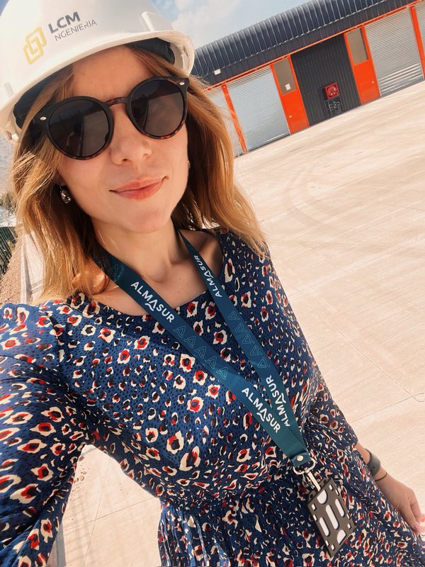 Tracy Dunstan en terreno, visitando una obra de construcción